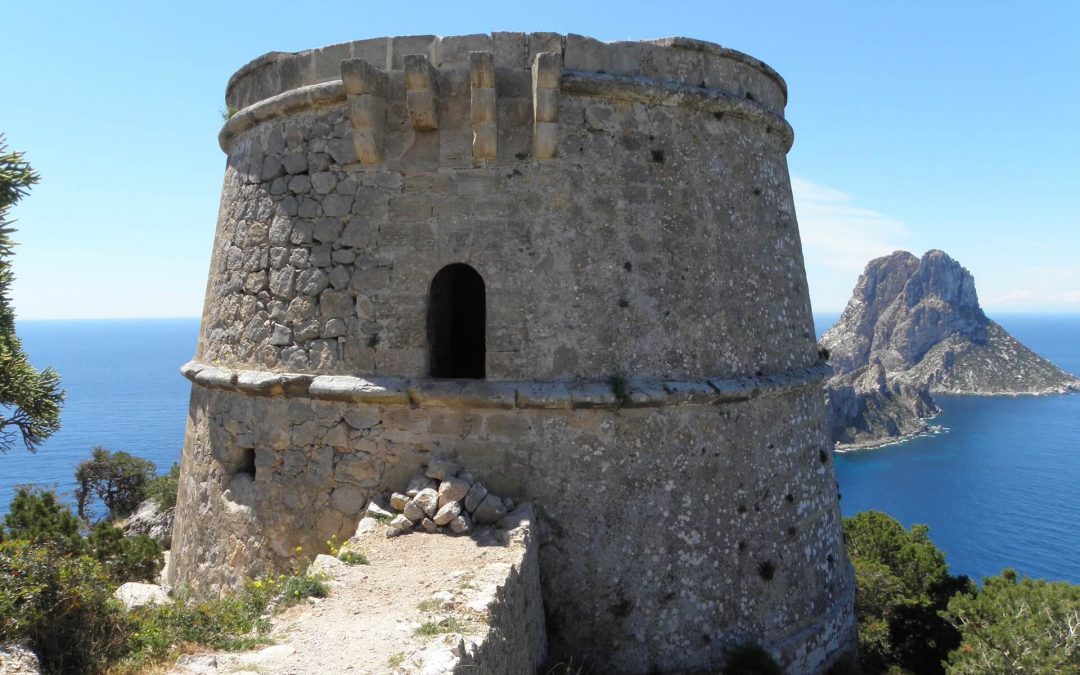 La amenaza constante. Más de dos mil años de torres defensivas en Ibiza