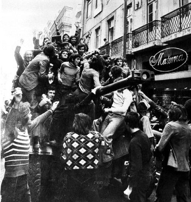 Fusiles en flor y salvas de canciones