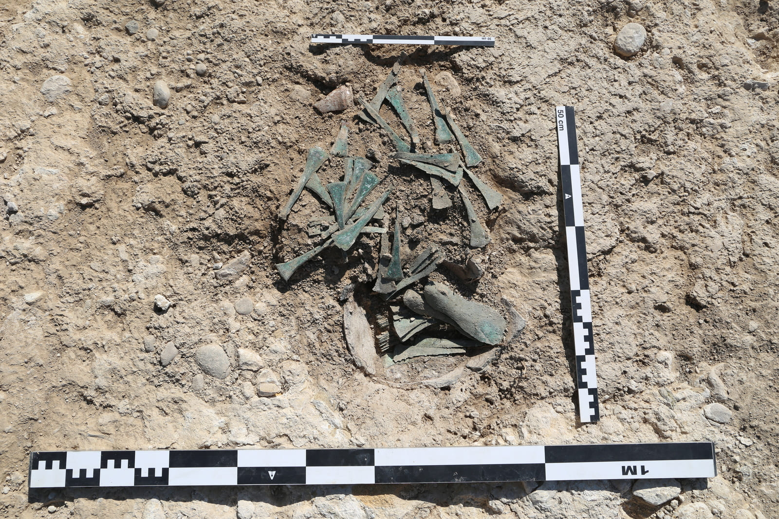 Conjunto de lingotes in situ previo a su exhumación y tras los trabajos mecánicos en el yacimiento. Fotografía proporcionada por: Olcarium, S.L.