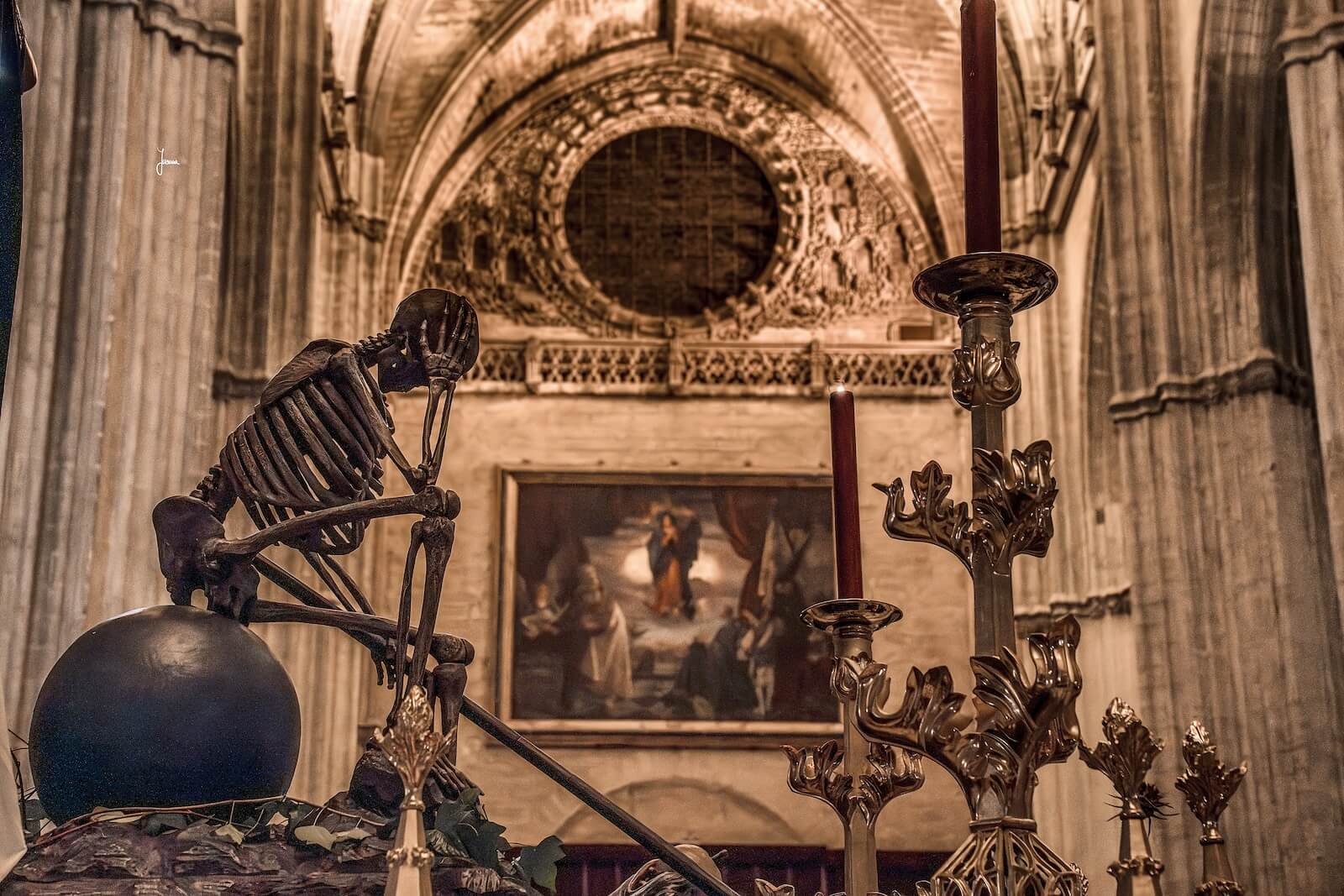 Triunfo de la Santa Cruz sobre la Muerte, el Mundo y el Pecado canina semana santa sevilla