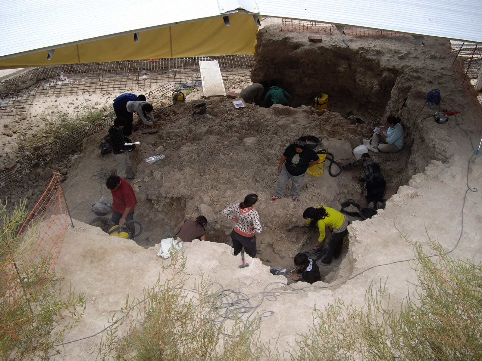 Imagen de Camino del Molino durante varias fases del proceso de excavación. © Fotografía realizada por el equipo de investigación del proyecto Vida y Muerte en Camino del Molino